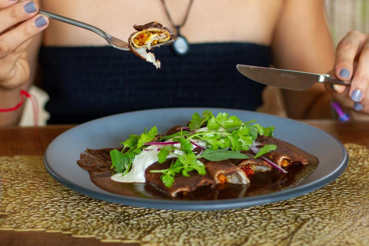 בקאלאר Hotel Makaaba Eco-Boutique מראה חיצוני תמונה A woman eating a plate of enchiladas