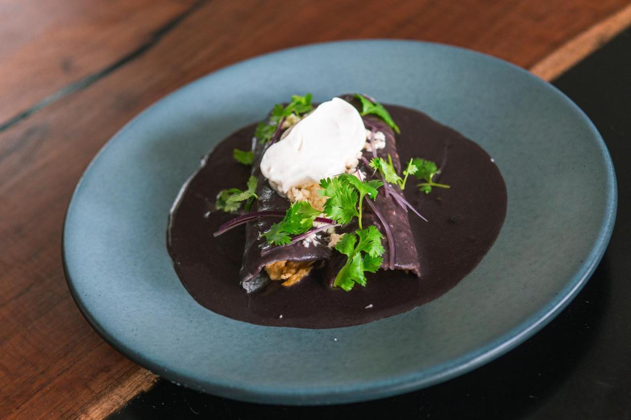 בקאלאר Hotel Makaaba Eco-Boutique מראה חיצוני תמונה A plate of mole negro