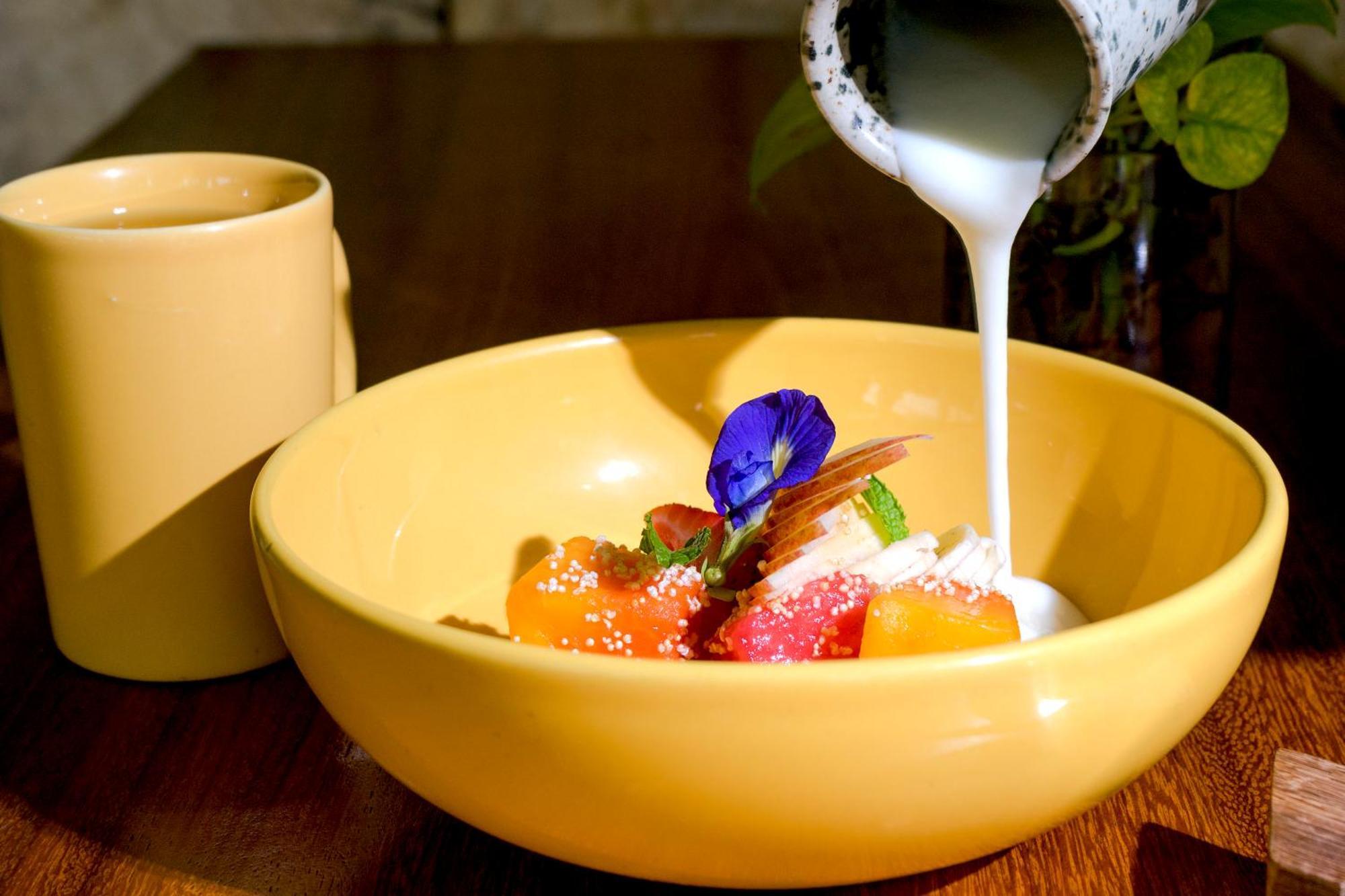בקאלאר Hotel Makaaba Eco-Boutique מראה חיצוני תמונה A fruit salad with edible flowers